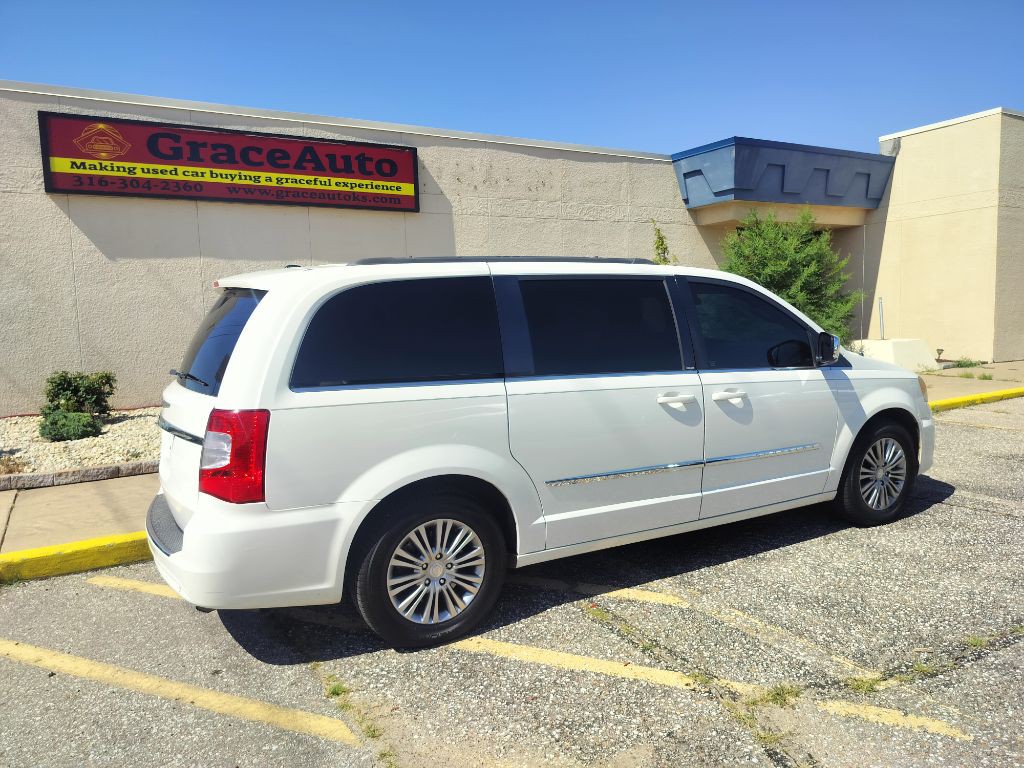 2013 Chrysler Town & Country Image 28