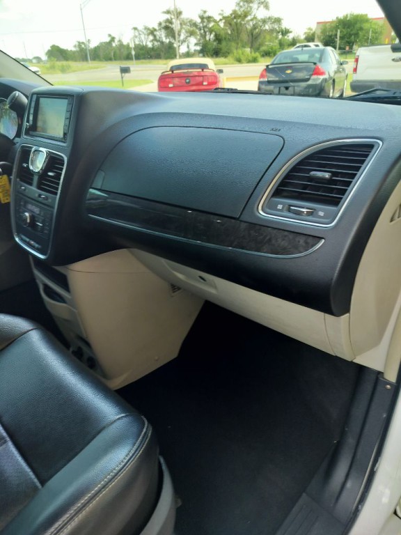 2013 Chrysler Town & Country Image 31