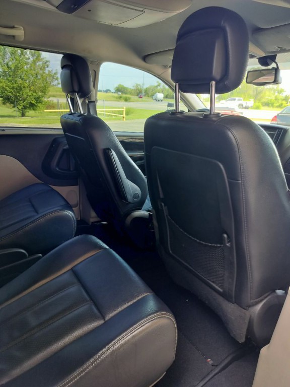 2013 Chrysler Town & Country Image 34