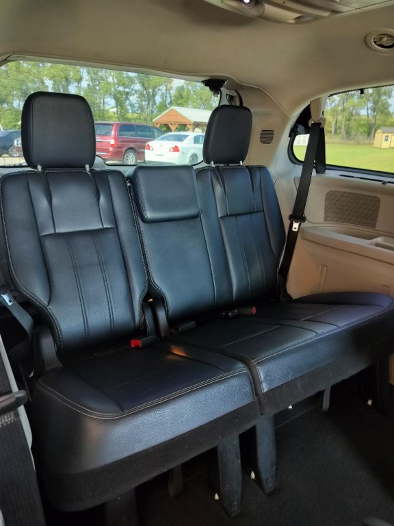 2013 Chrysler Town & Country Image 35