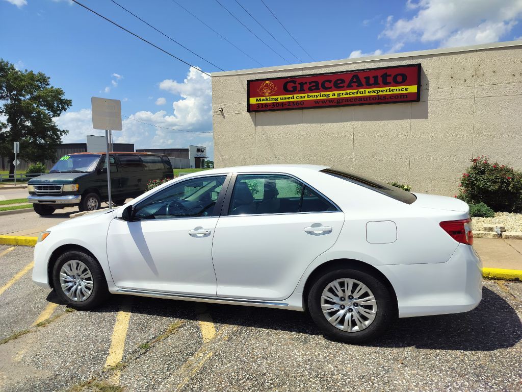 2014 Toyota Camry Image 2