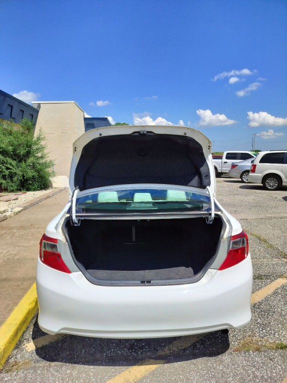 2014 Toyota Camry Image 17
