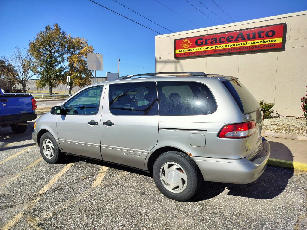 2001 Toyota Sienna Image 3