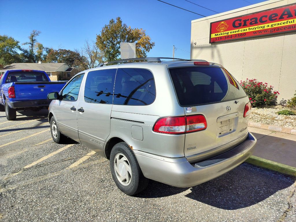 2001 Toyota Sienna Image 4