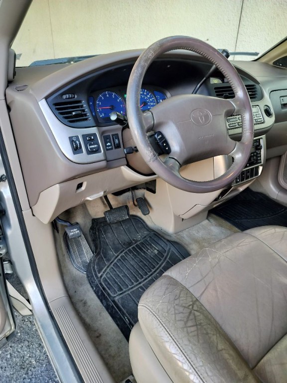 2001 Toyota Sienna Image 9