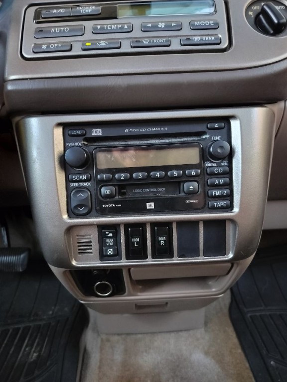 2001 Toyota Sienna Image 16