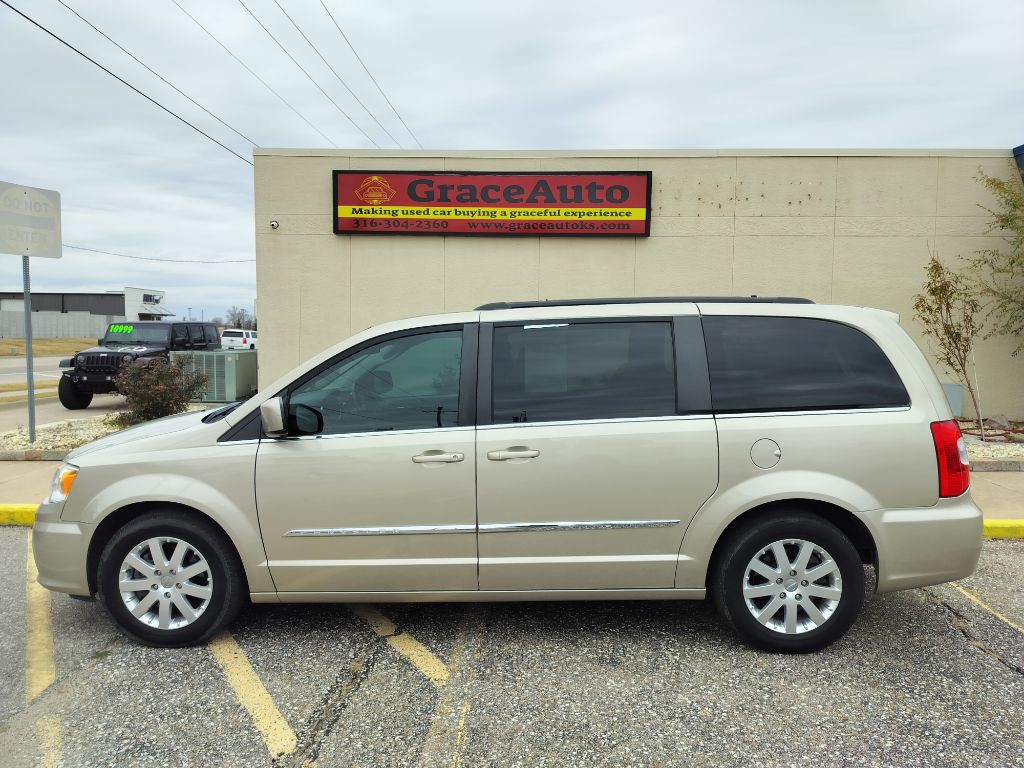 2016 Chrysler Town & Country Image 1