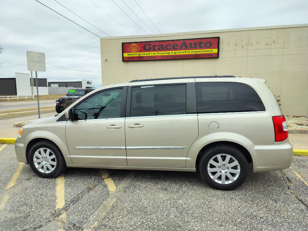 2016 Chrysler Town & Country Image 2
