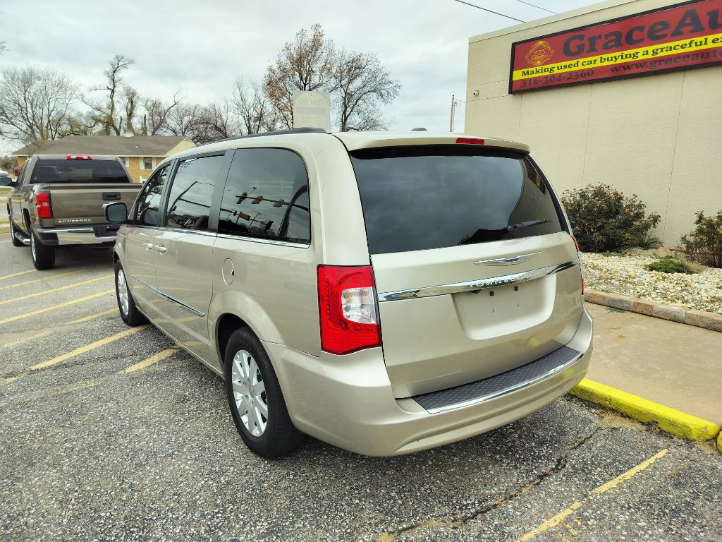 2016 Chrysler Town & Country Image 5