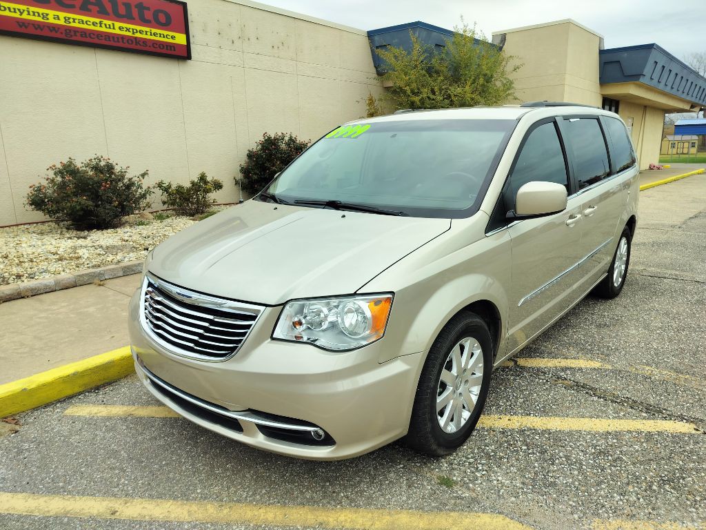 2016 Chrysler Town & Country Image 8