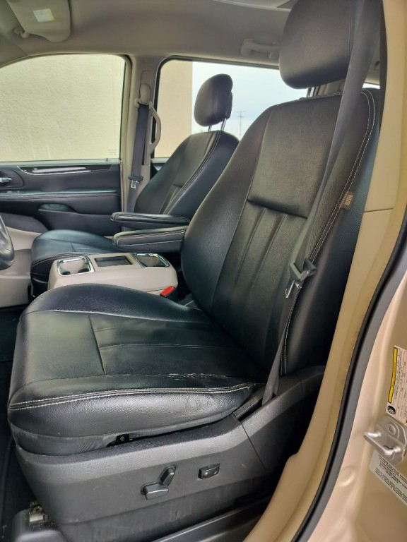 2016 Chrysler Town & Country Image 9