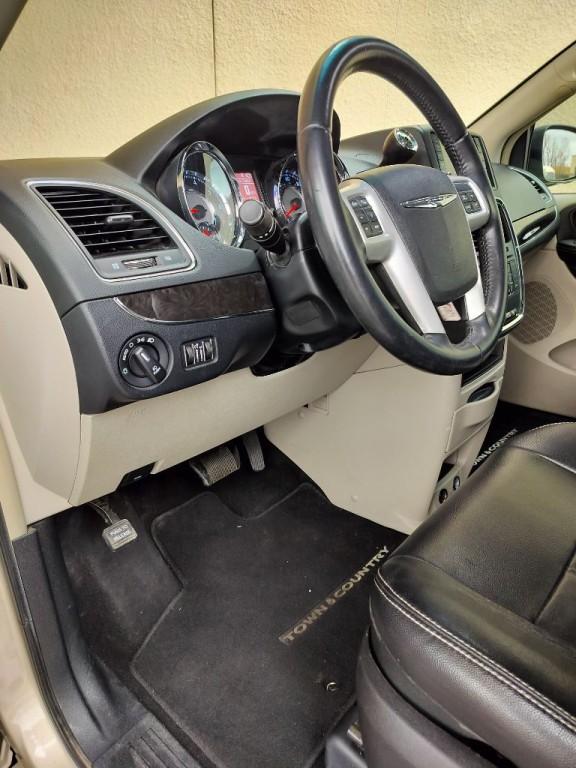 2016 Chrysler Town & Country Image 10