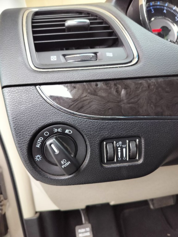 2016 Chrysler Town & Country Image 11