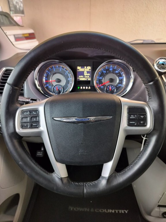 2016 Chrysler Town & Country Image 12