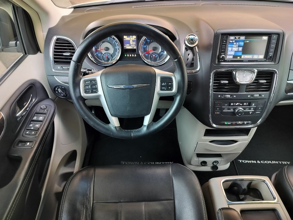 2016 Chrysler Town & Country Image 14