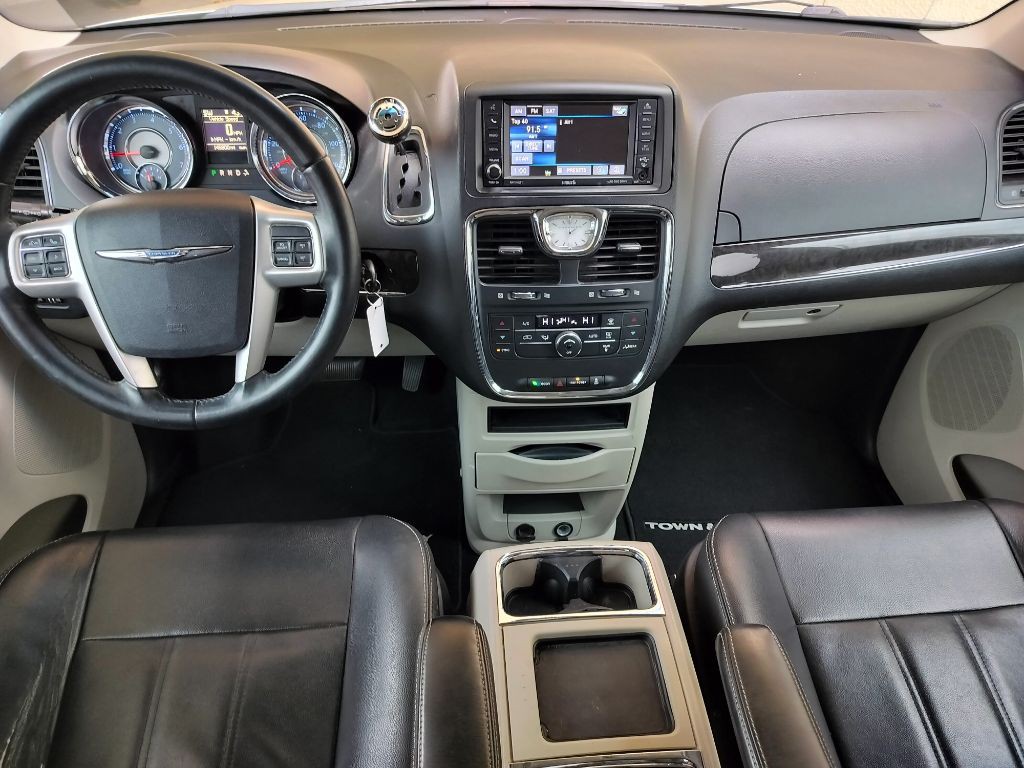 2016 Chrysler Town & Country Image 15