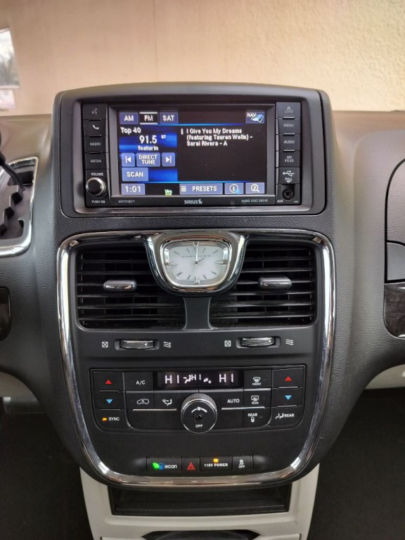 2016 Chrysler Town & Country Image 16