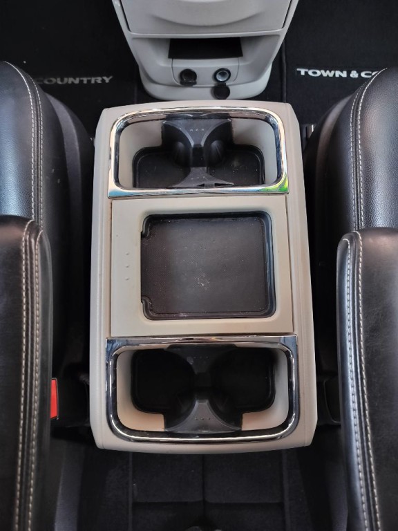 2016 Chrysler Town & Country Image 20