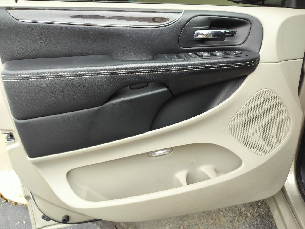 2016 Chrysler Town & Country Image 22