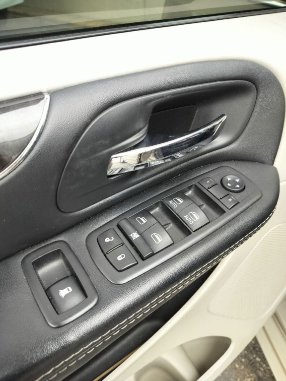 2016 Chrysler Town & Country Image 23