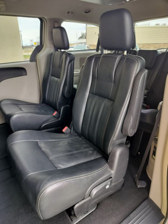 2016 Chrysler Town & Country Image 24