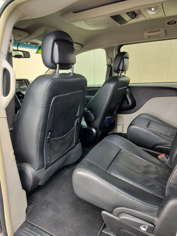 2016 Chrysler Town & Country Image 25