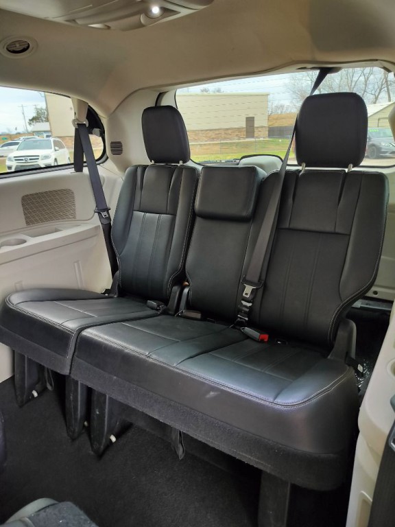 2016 Chrysler Town & Country Image 26