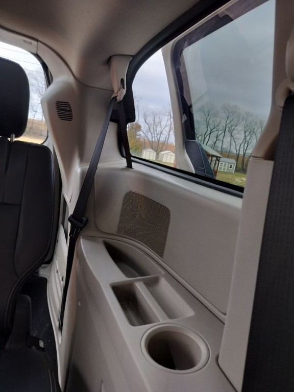 2016 Chrysler Town & Country Image 27