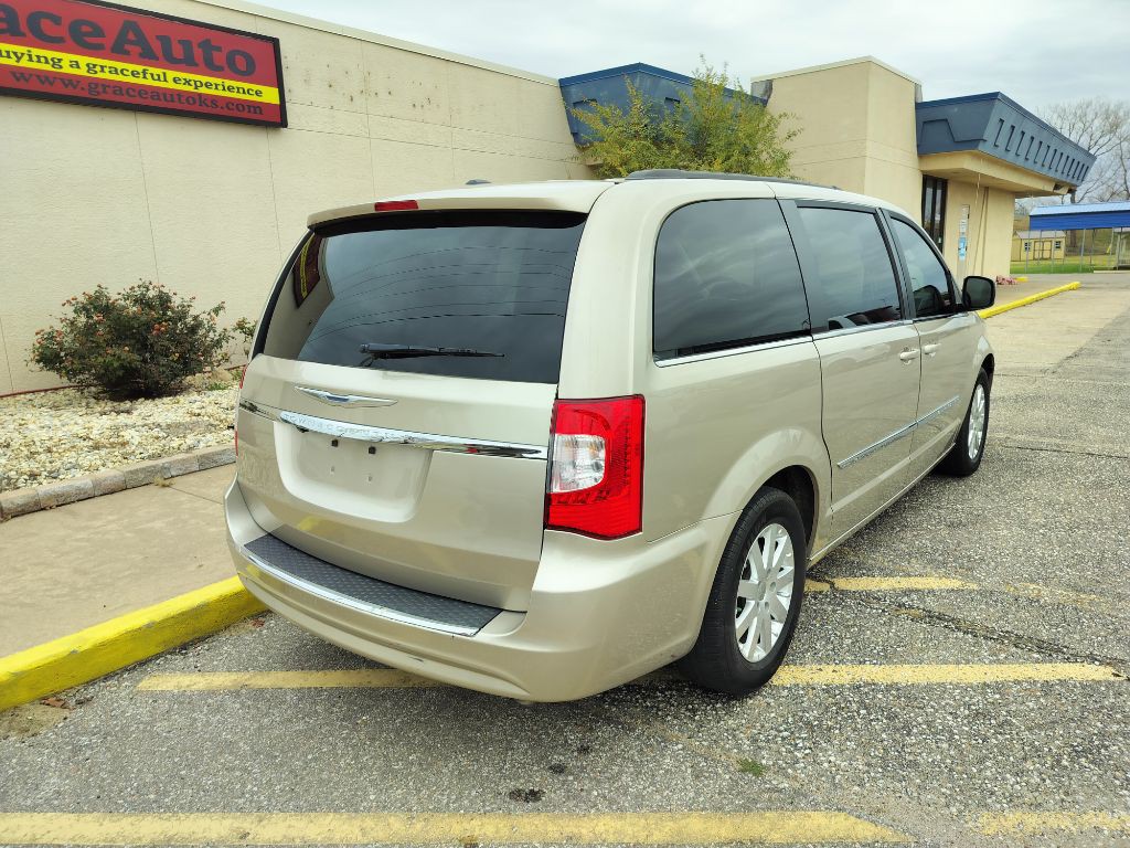 2016 Chrysler Town & Country Image 34