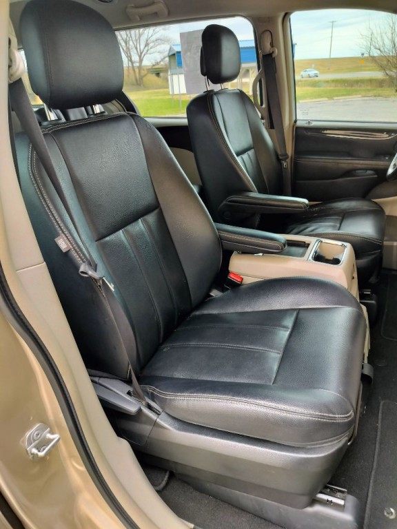 2016 Chrysler Town & Country Image 35