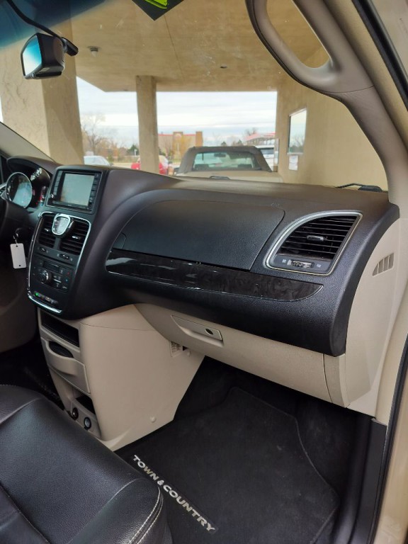 2016 Chrysler Town & Country Image 36