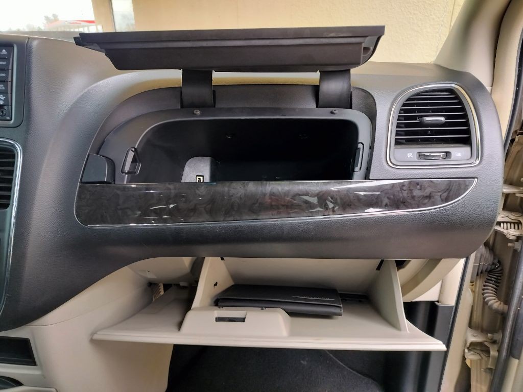 2016 Chrysler Town & Country Image 37