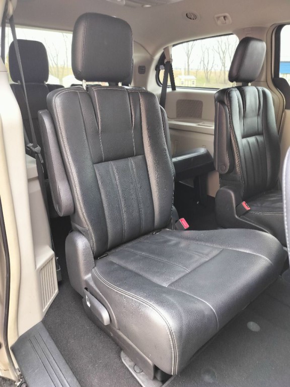 2016 Chrysler Town & Country Image 38