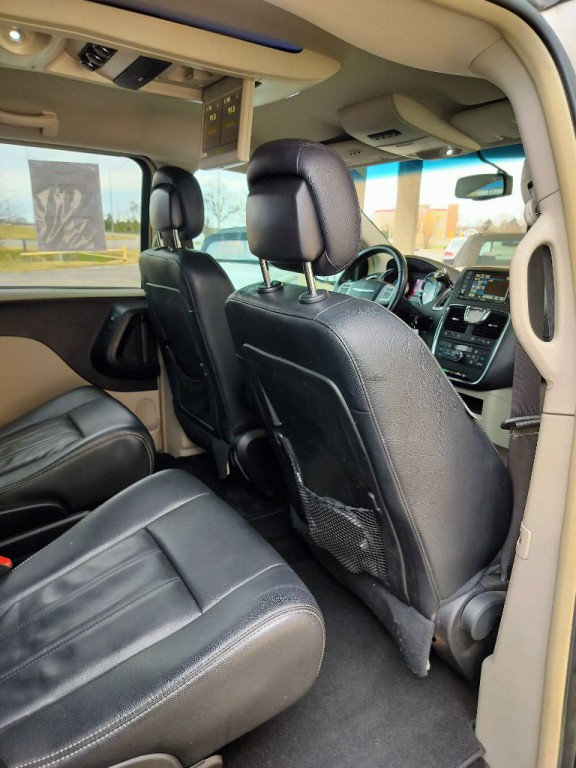 2016 Chrysler Town & Country Image 39