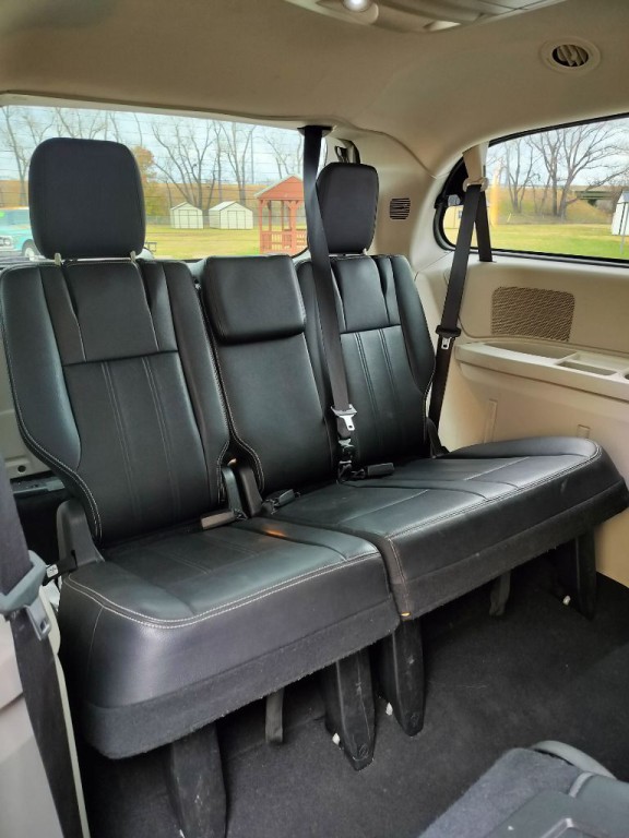 2016 Chrysler Town & Country Image 41