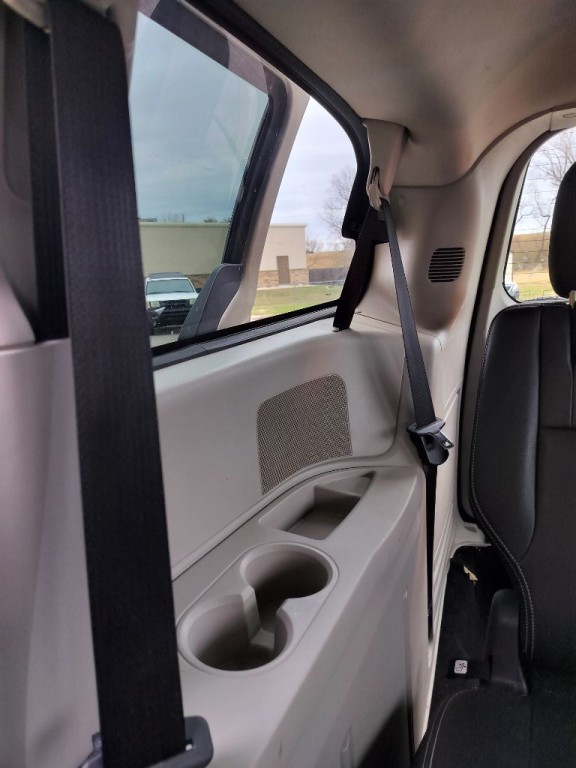 2016 Chrysler Town & Country Image 42