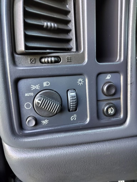 2004 Chevrolet Silverado 1500 Image 10