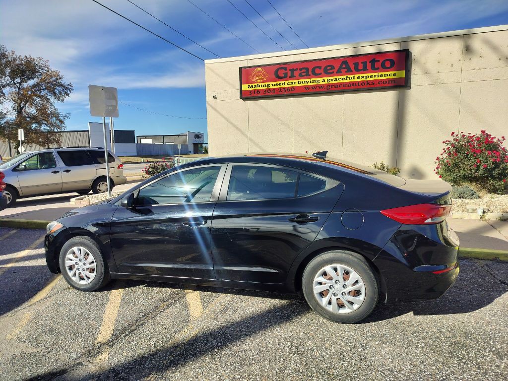 2017 Hyundai Elantra Image 2