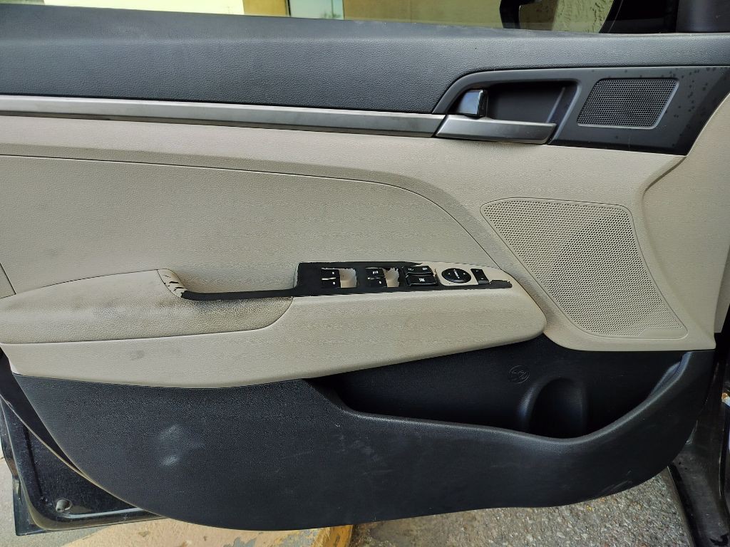 2017 Hyundai Elantra Image 16