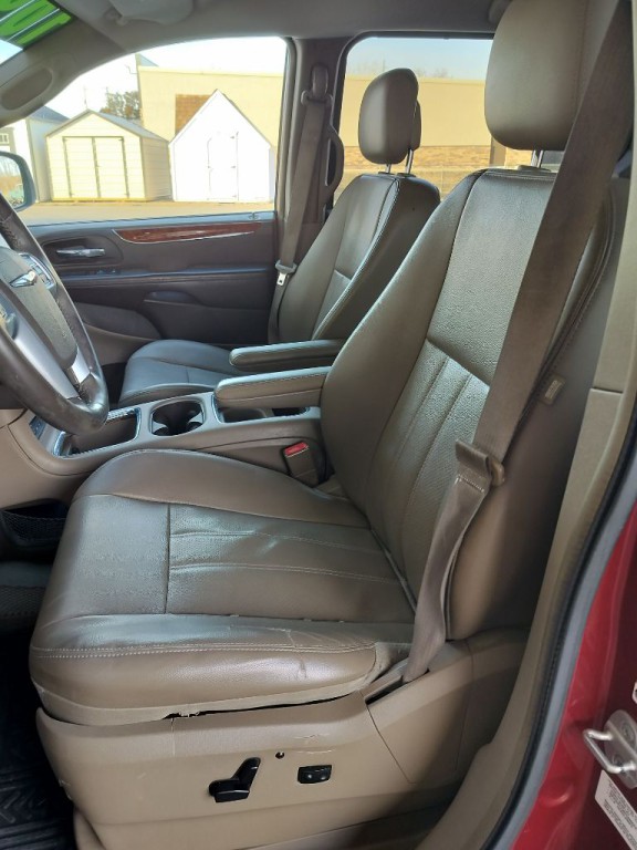 2013 Chrysler Town & Country Image 10