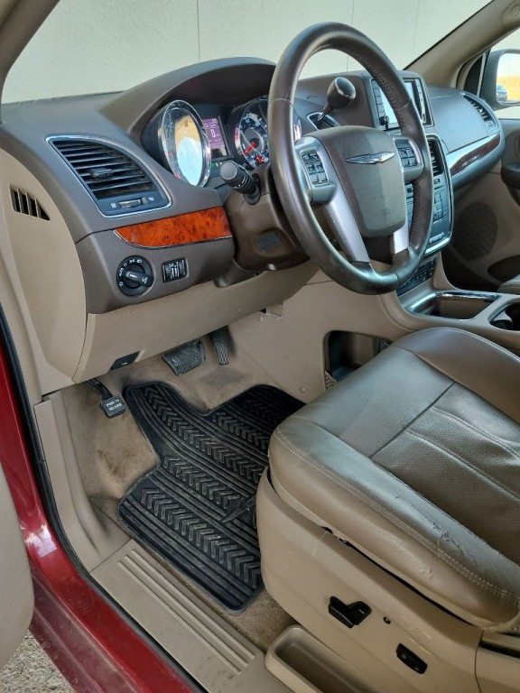 2013 Chrysler Town & Country Image 11