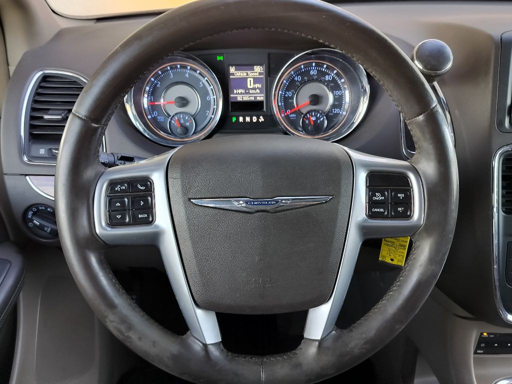 2013 Chrysler Town & Country Image 13