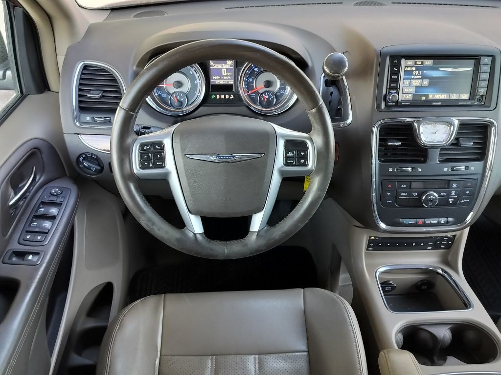 2013 Chrysler Town & Country Image 15