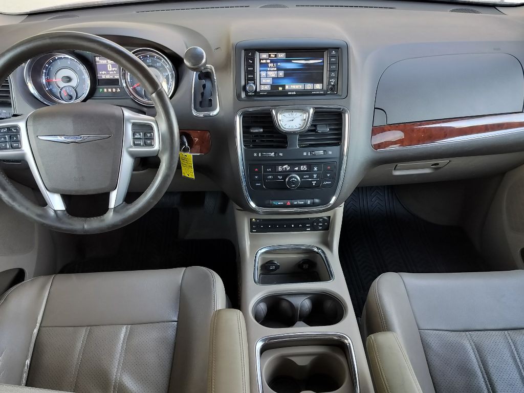 2013 Chrysler Town & Country Image 16