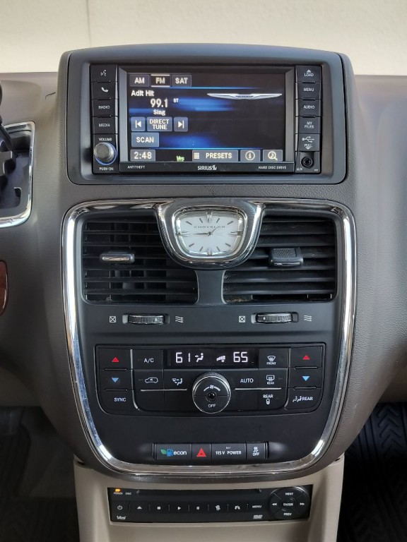 2013 Chrysler Town & Country Image 17