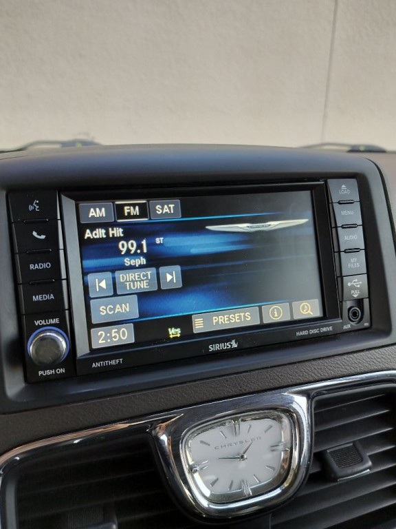 2013 Chrysler Town & Country Image 18