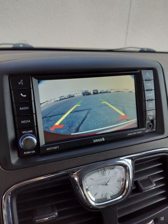 2013 Chrysler Town & Country Image 19