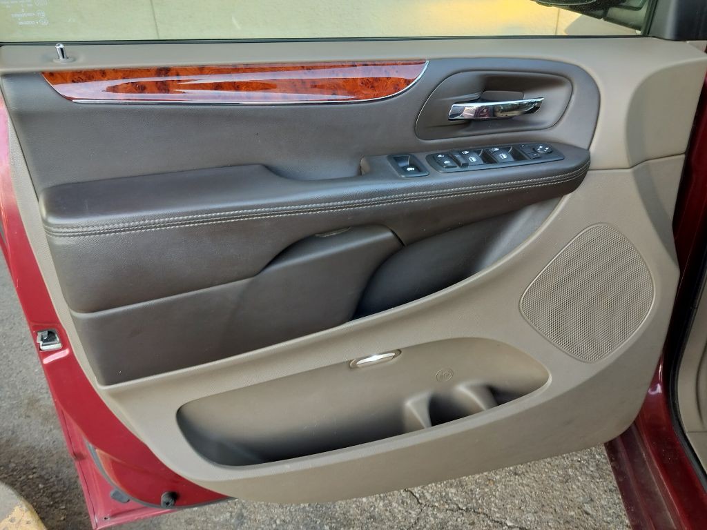 2013 Chrysler Town & Country Image 21