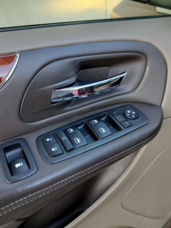 2013 Chrysler Town & Country Image 22