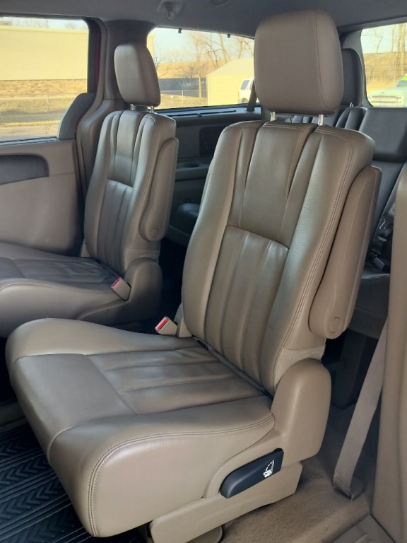 2013 Chrysler Town & Country Image 23